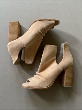 KRISTIN CAVALLARI X CHINESE LAUNDRY Cut Out PEEP TOE Heeled BOOTIES